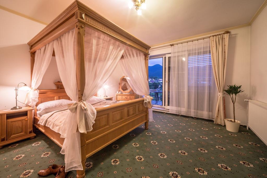 Hotel Diana Stráža Εξωτερικό φωτογραφία