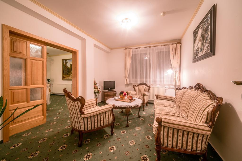 Hotel Diana Stráža Εξωτερικό φωτογραφία